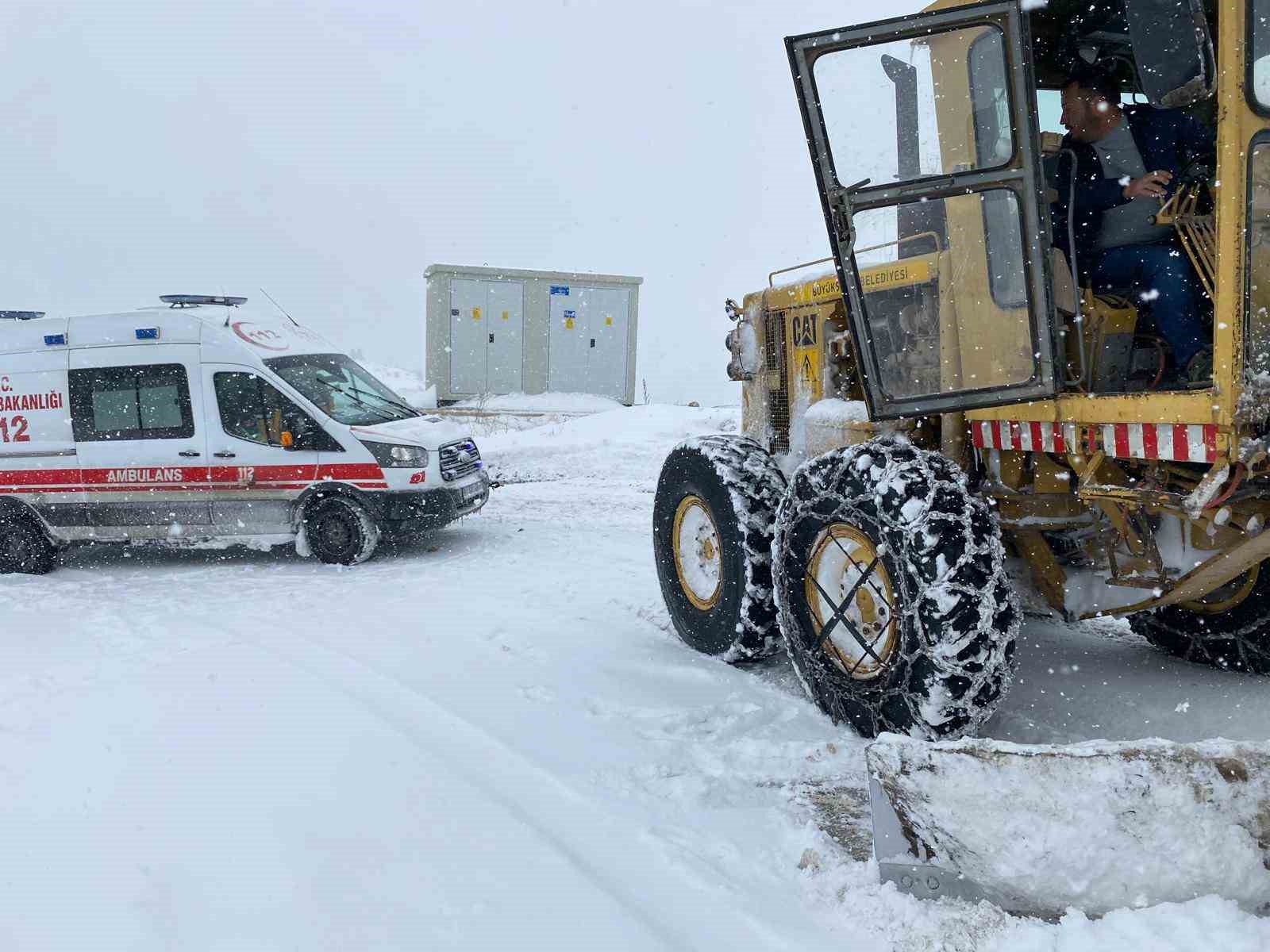 Ekipler ambulansın yolunu açtı, hasta hastaneye yetiştirildi
?v=1