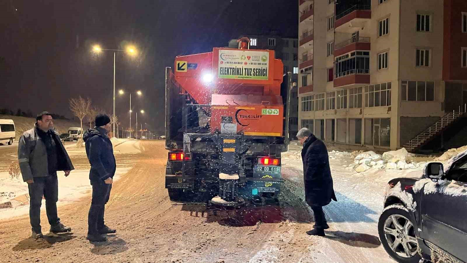 Besni’de kar temizleme ve tuzlama çalışmaları devam ediyor
?v=1