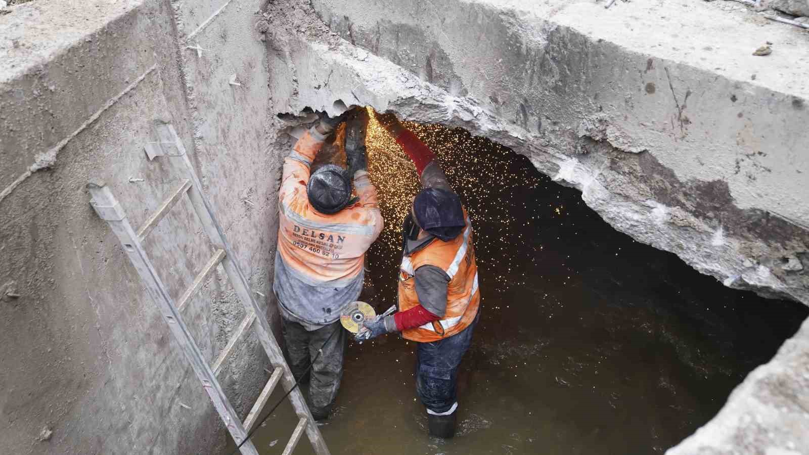 ASKİ’den taşkın sorununa neşter: Dikmen deresi kutu kesitine müdahale
?v=1