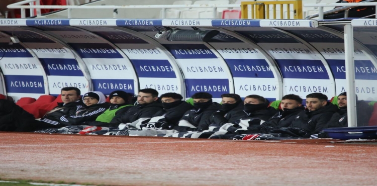 Beşiktaşlı oyuncular battaniyeye sarıldı