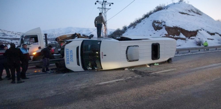 Malatya’da kontrolden çıkan minibüs devrildi: 11 yaralı