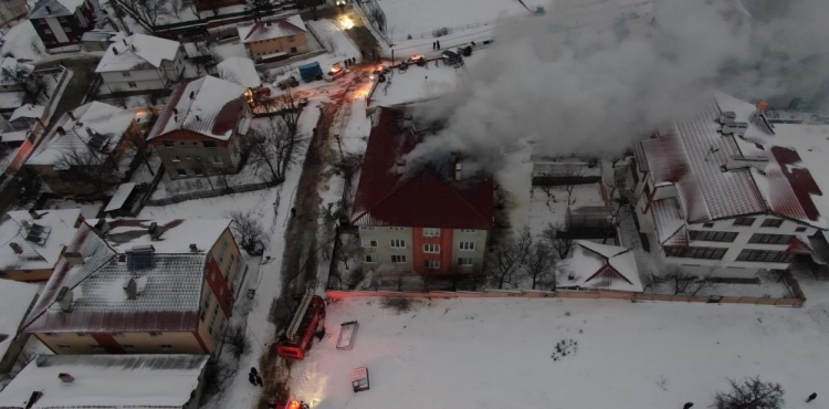 Kastamonu’da 4 katlı apartmanın çatısı yandı