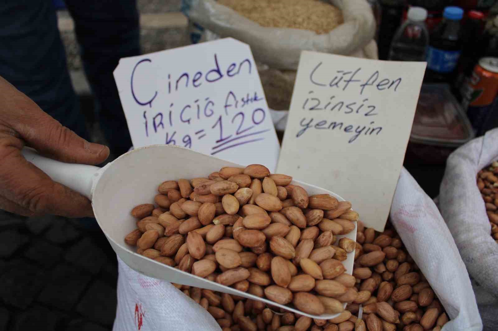 Aydınlı pazarcı izinsiz tadımdan şikayetini hazırladığı etiket ile dile getiriyor
?v=1