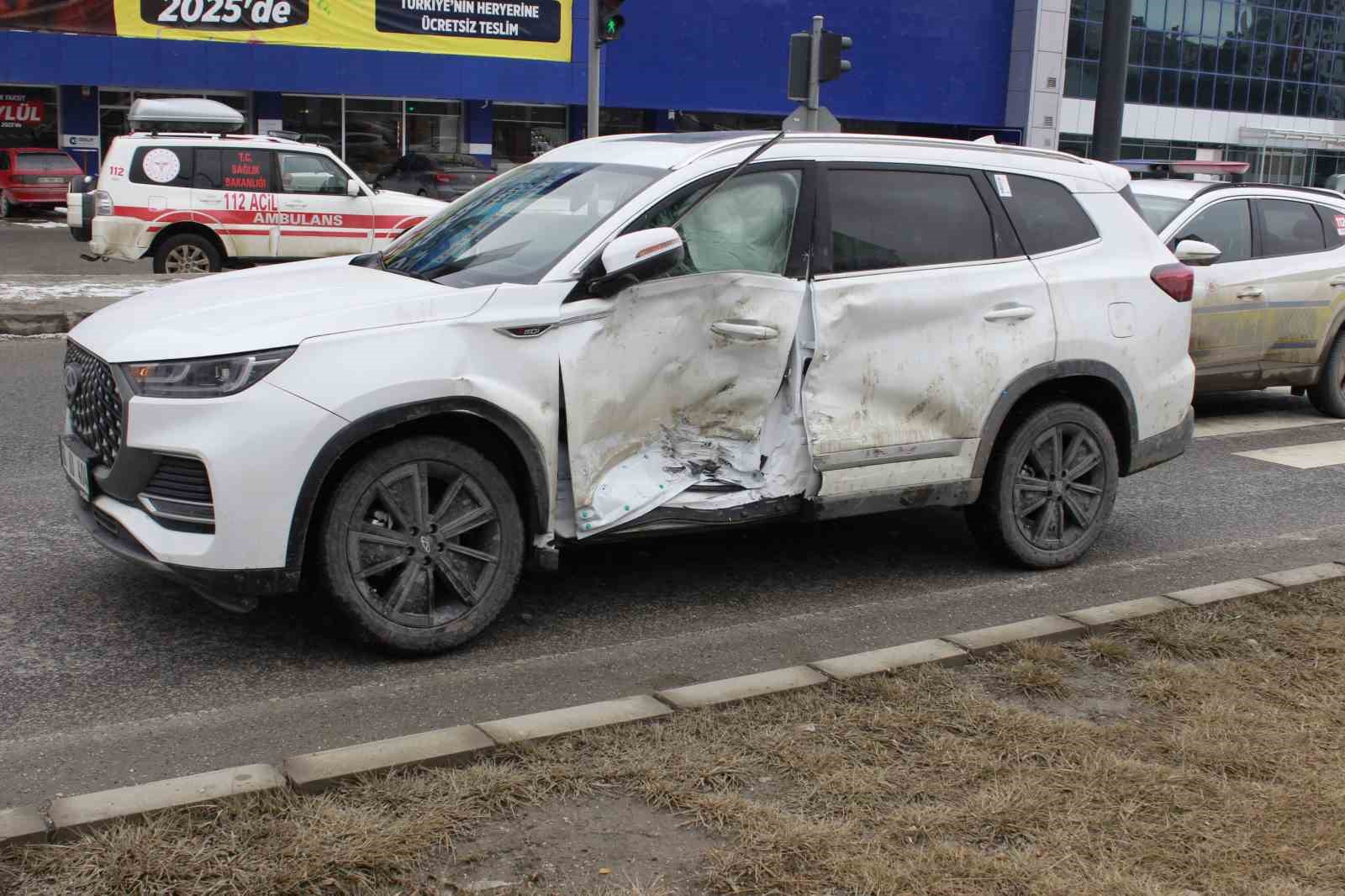 Yozgat’ta ambulans ile otomobil çarpıştı: 2 yaralı
