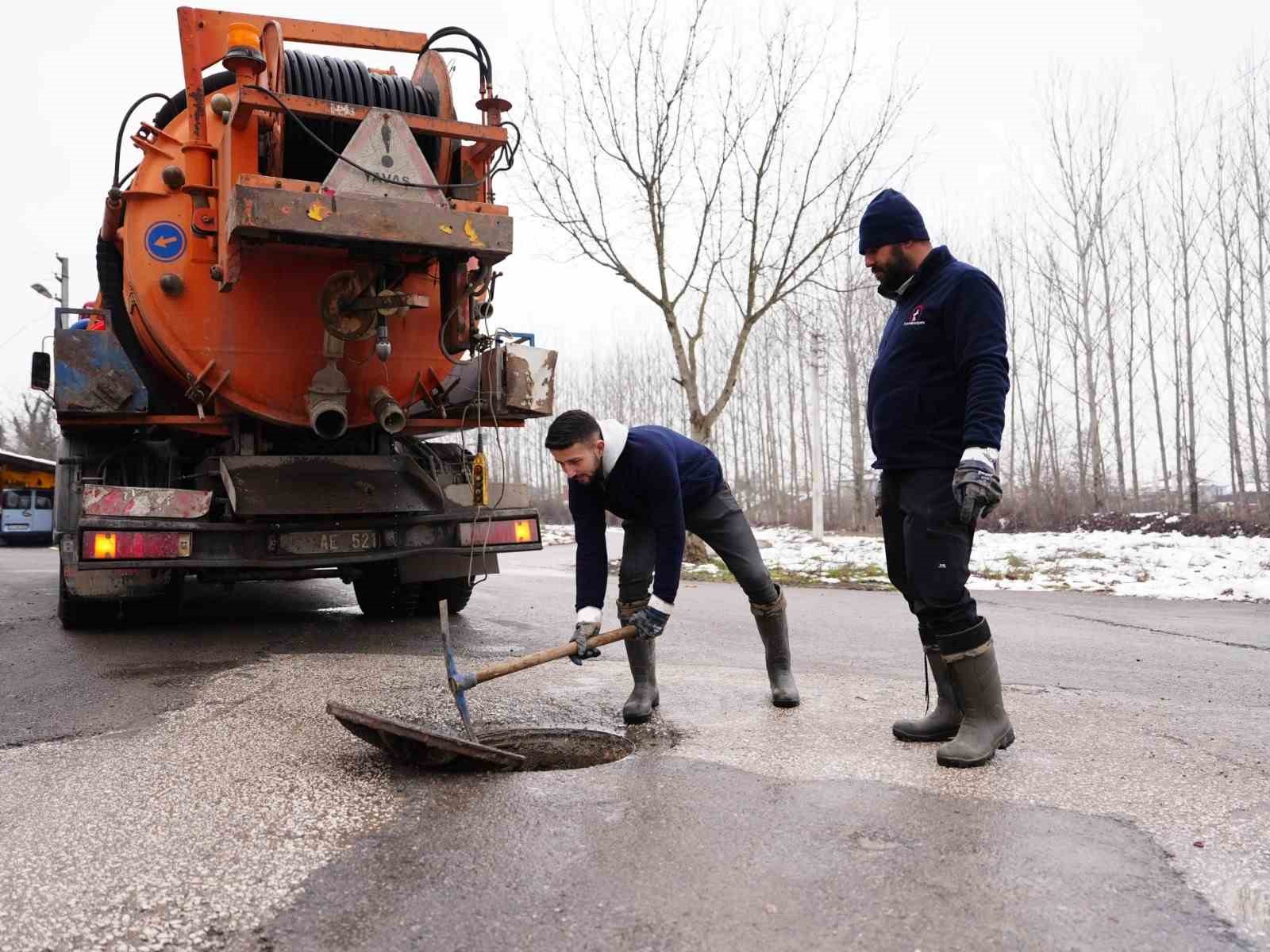 Kar küreme tamam, sıra tamiratta
?v=1