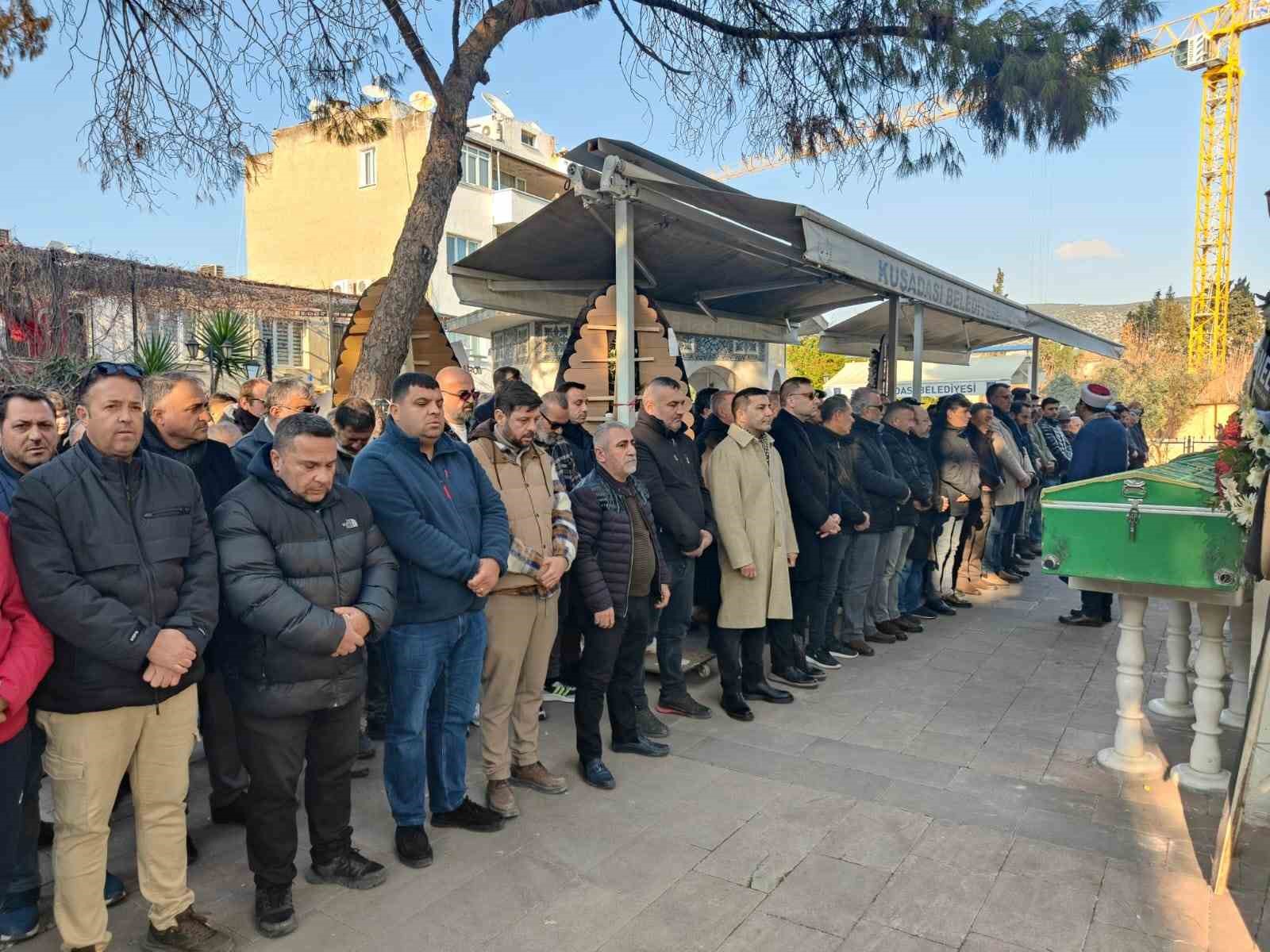 Tekerlekli sandalyede ölü olarak taburcu edildiği iddia edilen şahıs toprağa verildi
?v=1