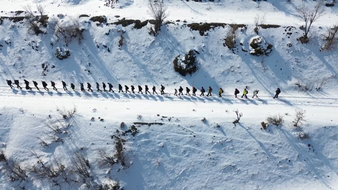 Diyarbakır’da doğaseverler karlı yollarda İtalyanların kaldığı köyü gezdi
