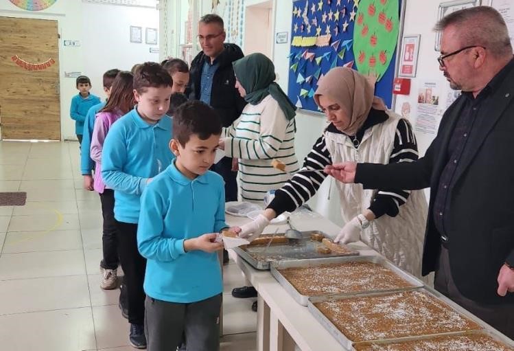 Hisarcık’ta merhum öğretmen anısına irmik tatlısı ikram edildi
?v=1