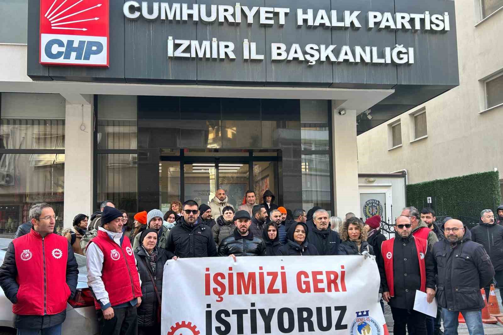 Özgür Özel sözünü tutmayınca işçiler parti binası önünde toplandı
?v=1