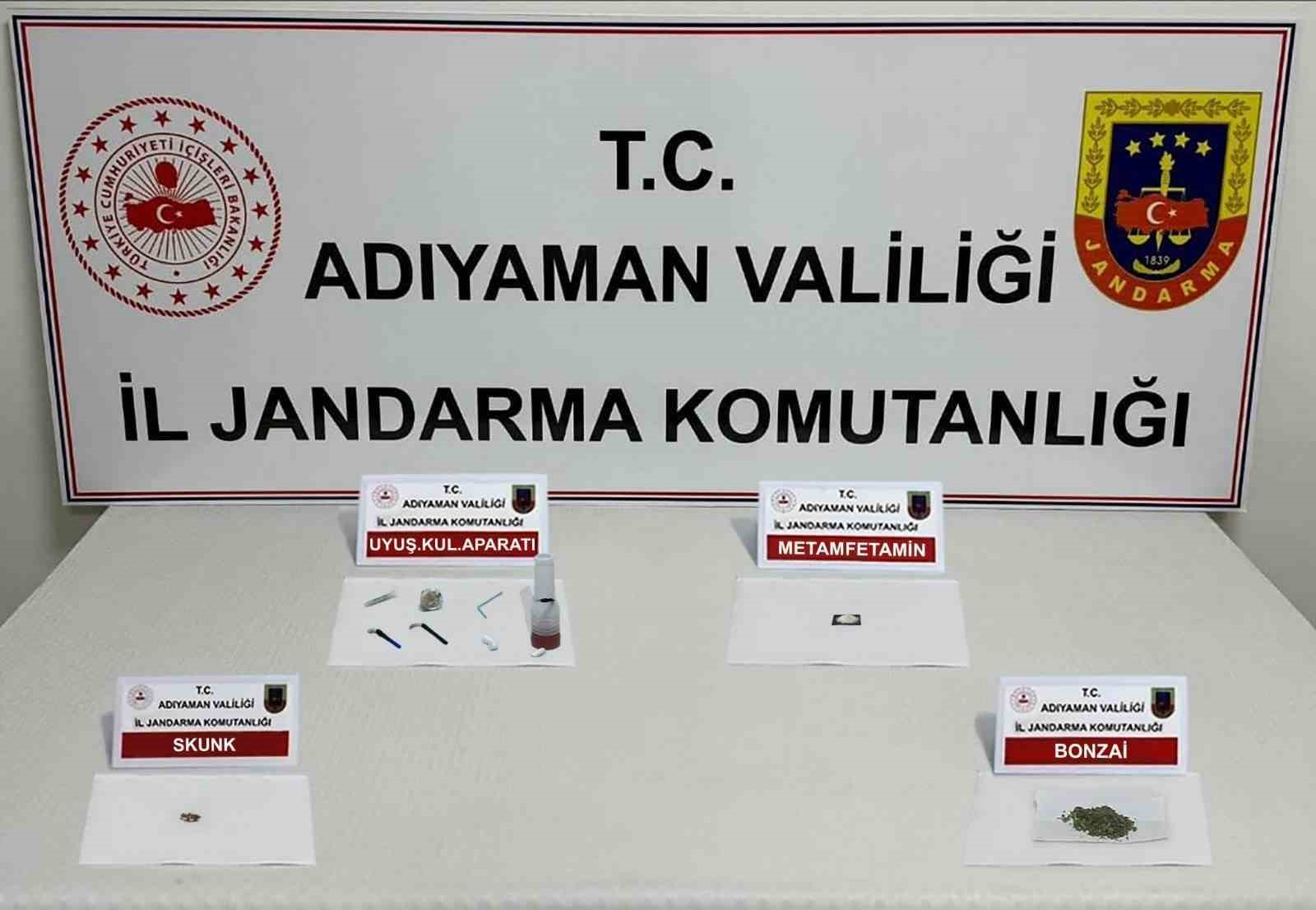 Jandarma ekiplerinden uyuşturucuya geçit yok
?v=1