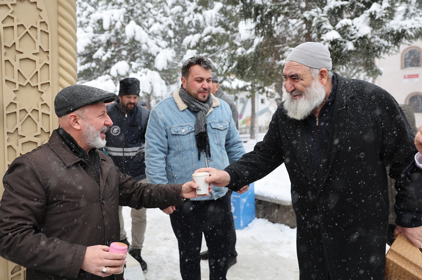 Kocasinan Belediyesi’nden soğuk havada salep ikramı
?v=1