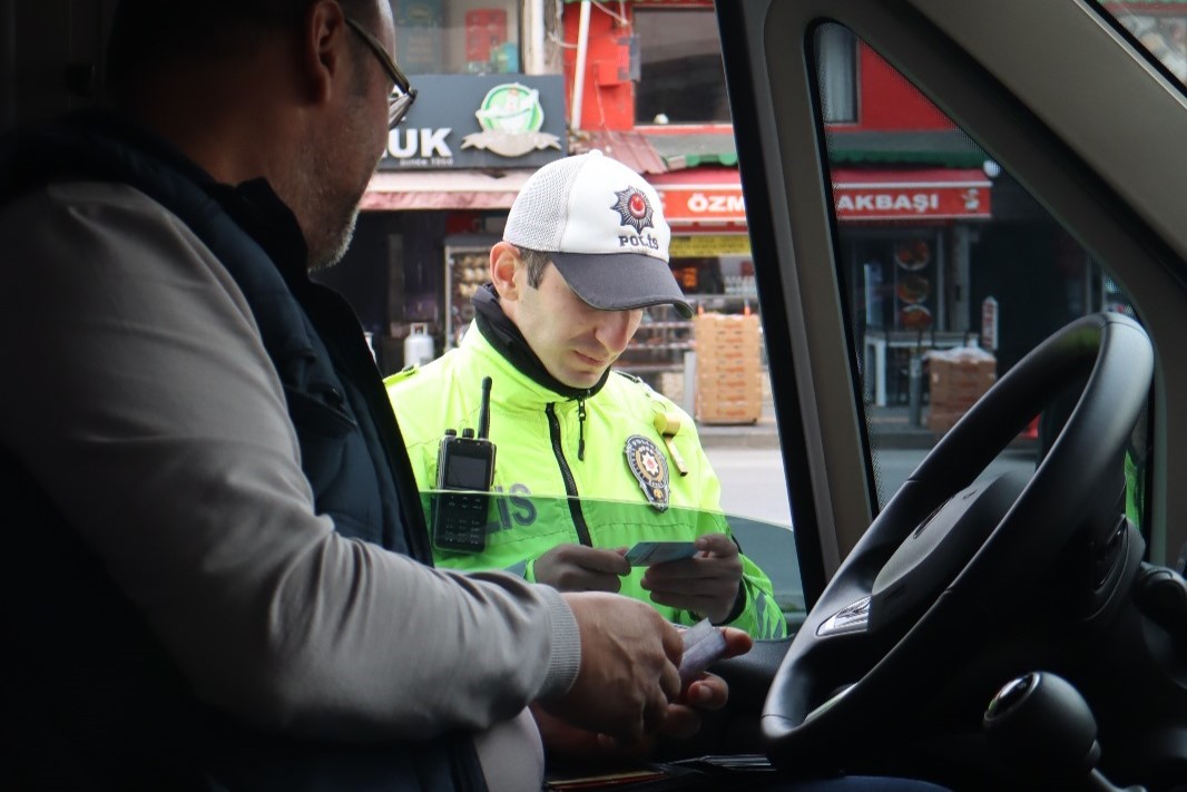 İzmir’de okul servislerine sıkı denetim: 38’i trafikten men edildi
?v=1