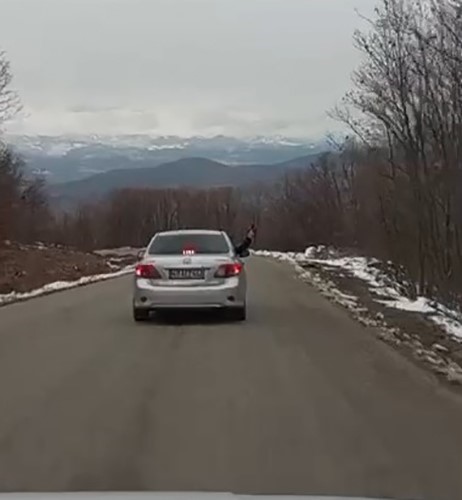 Otomobilden havaya ateş açan silahlı maganda yakalandı
