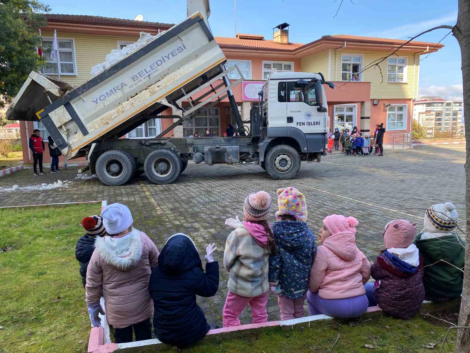 Anaokulu öğrencileri için kamyonla kar getirdiler
?v=1