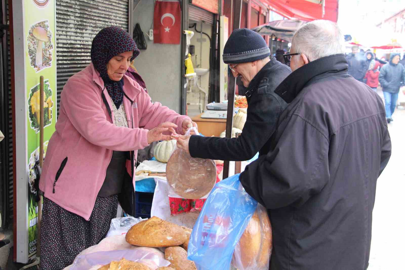 Soğuk havaya ve yaşına rağmen  Ekmek parası  kazanıyor
?v=1