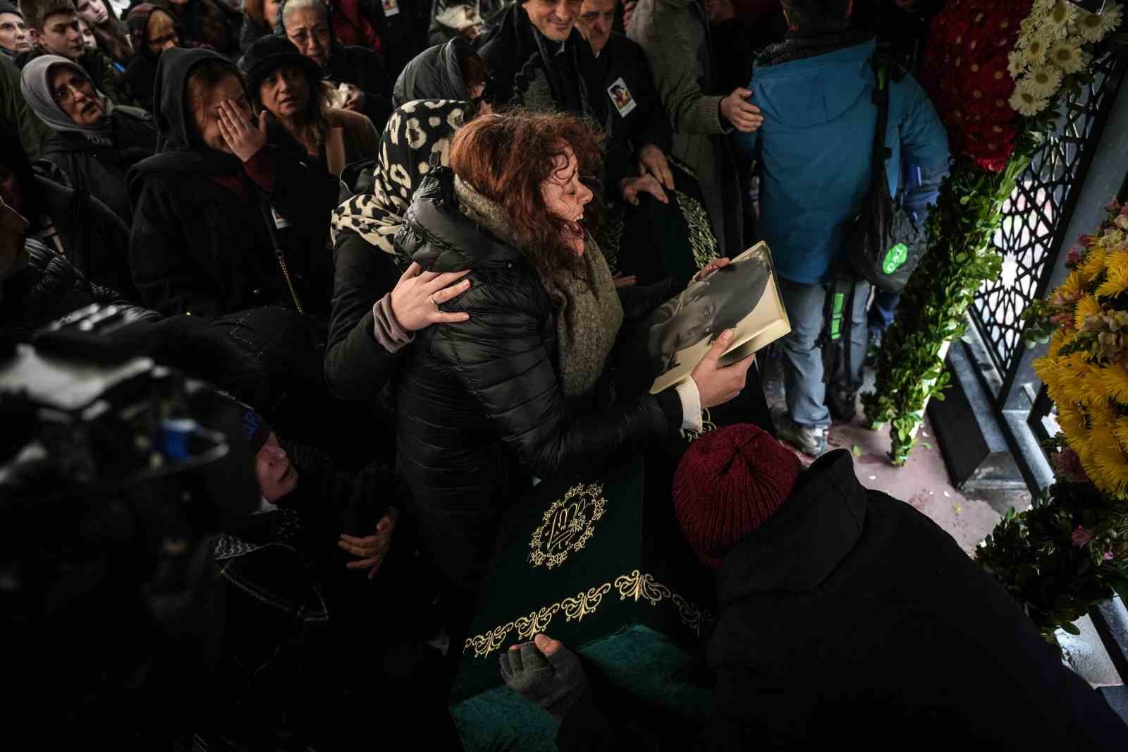 Kadıköy’de bıçaklanarak öldürülen İtalyan şefin oğlu son yolculuğuna uğurlandı
?v=1