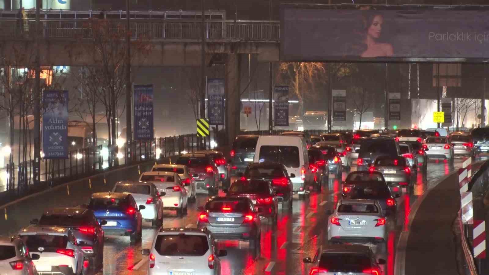 İstanbullular haftaya yoğun trafikle başladı
?v=1