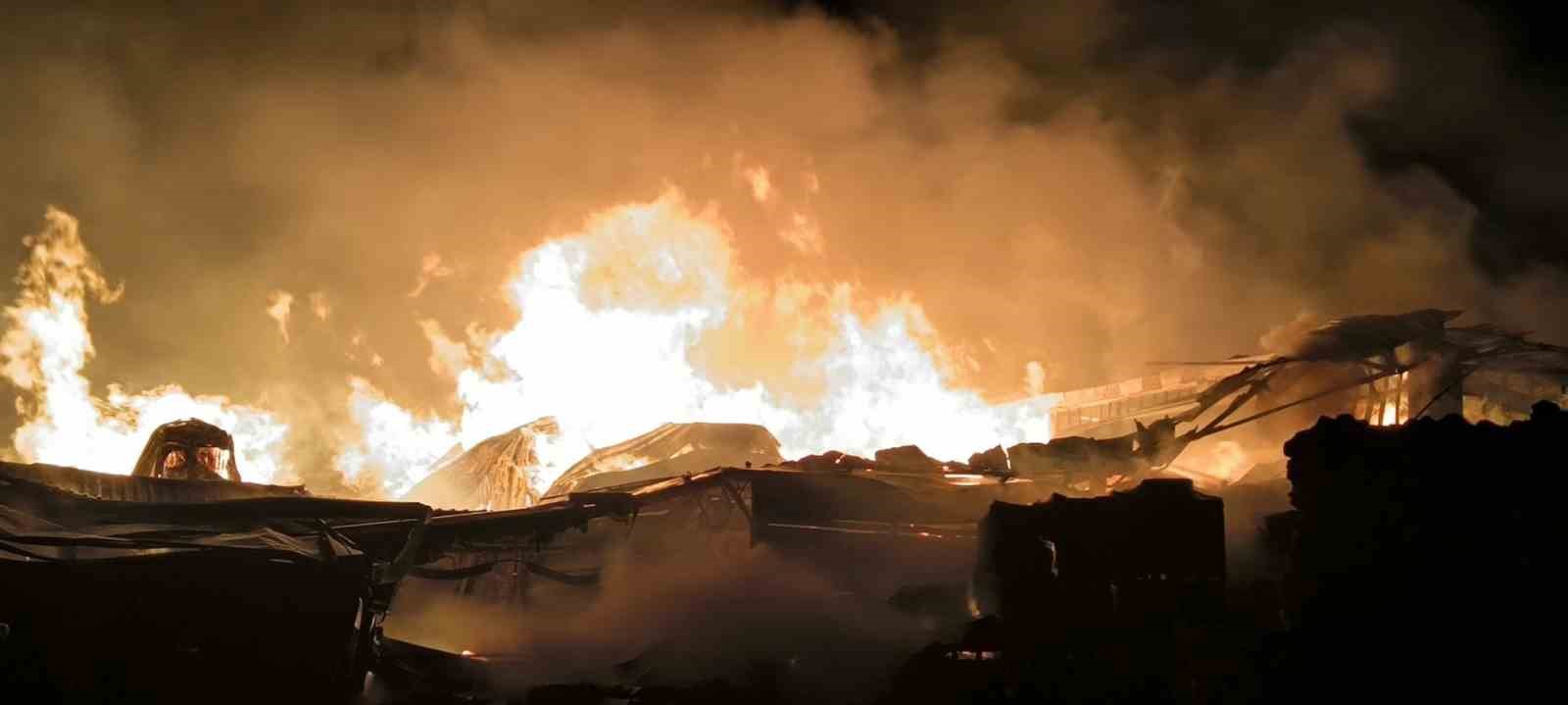 Afyonkarahisar’da çıkan fabrika yangını 5 saattir devam ediyor
