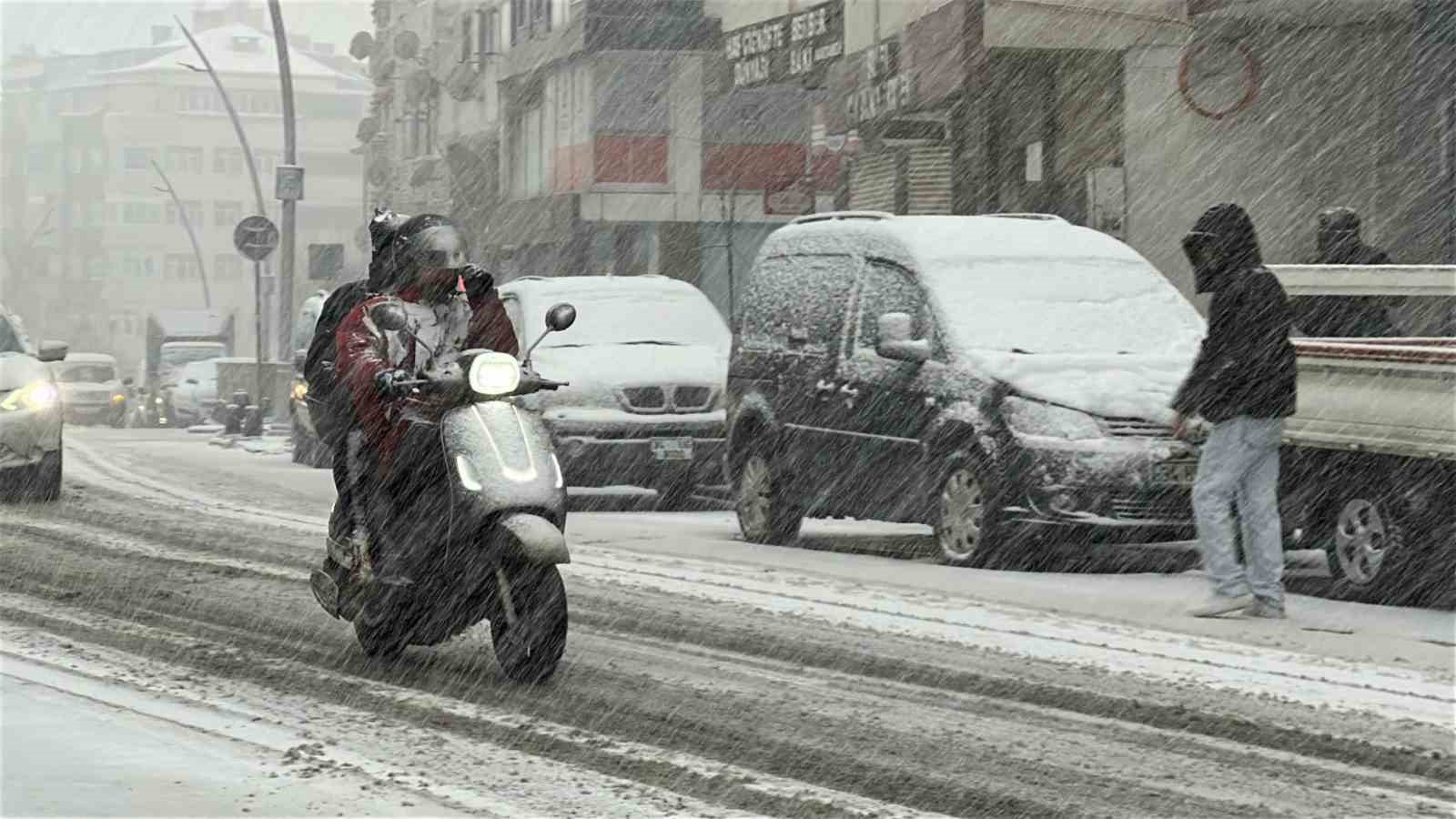 İstanbul’da etkili olan kar yağışı yolları beyaza bürüdü
