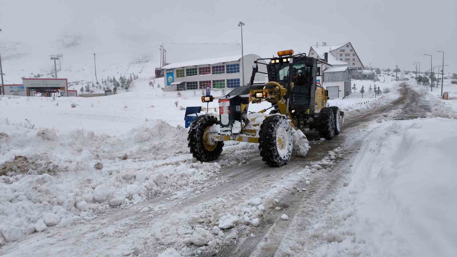 Sivas’ta kar esareti: 33 yerleşim yerine ulaşım sağlanamıyor
