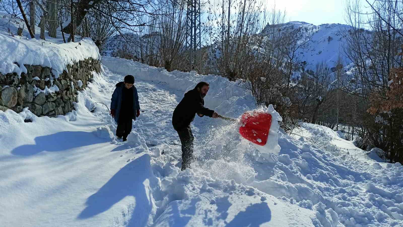 Arapgir’de kar geçit vermiyor
?v=1