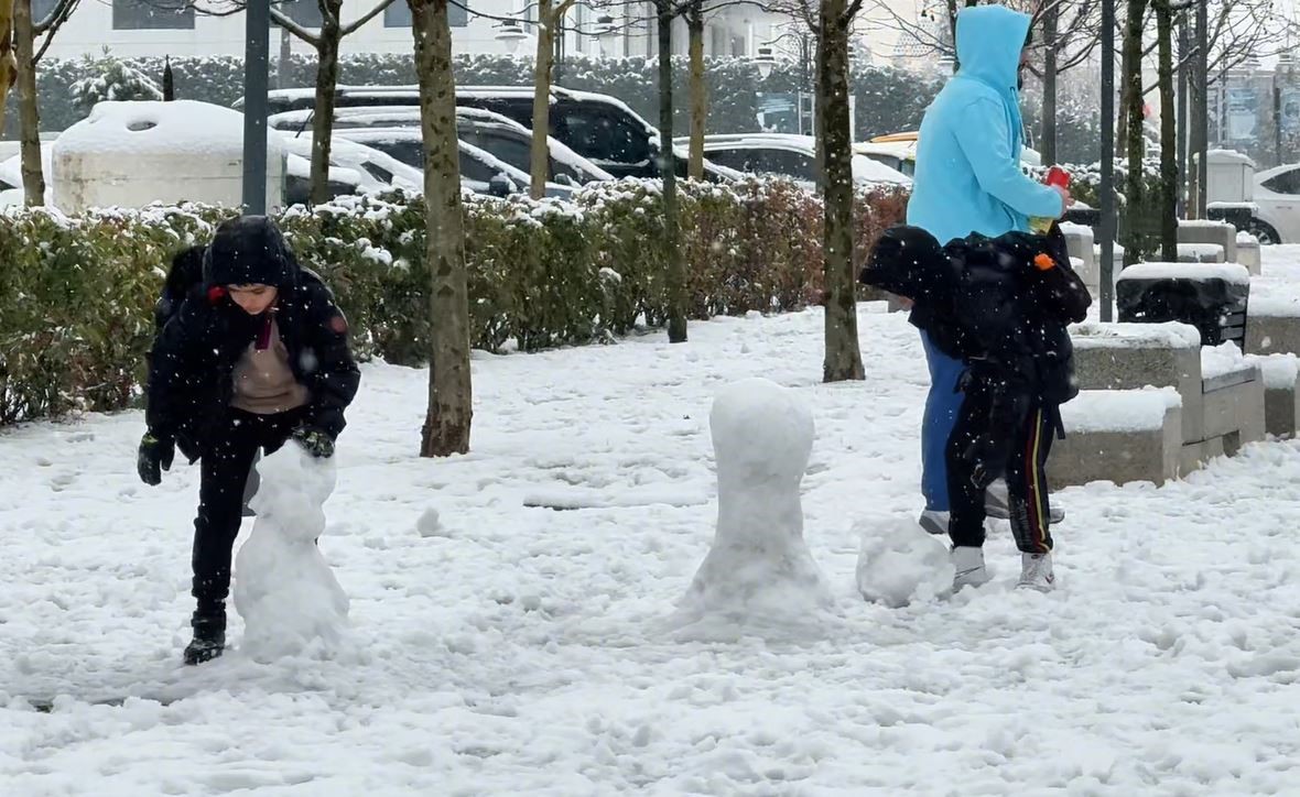 Başakşehir’de çocuklar kardan adam yaptı
