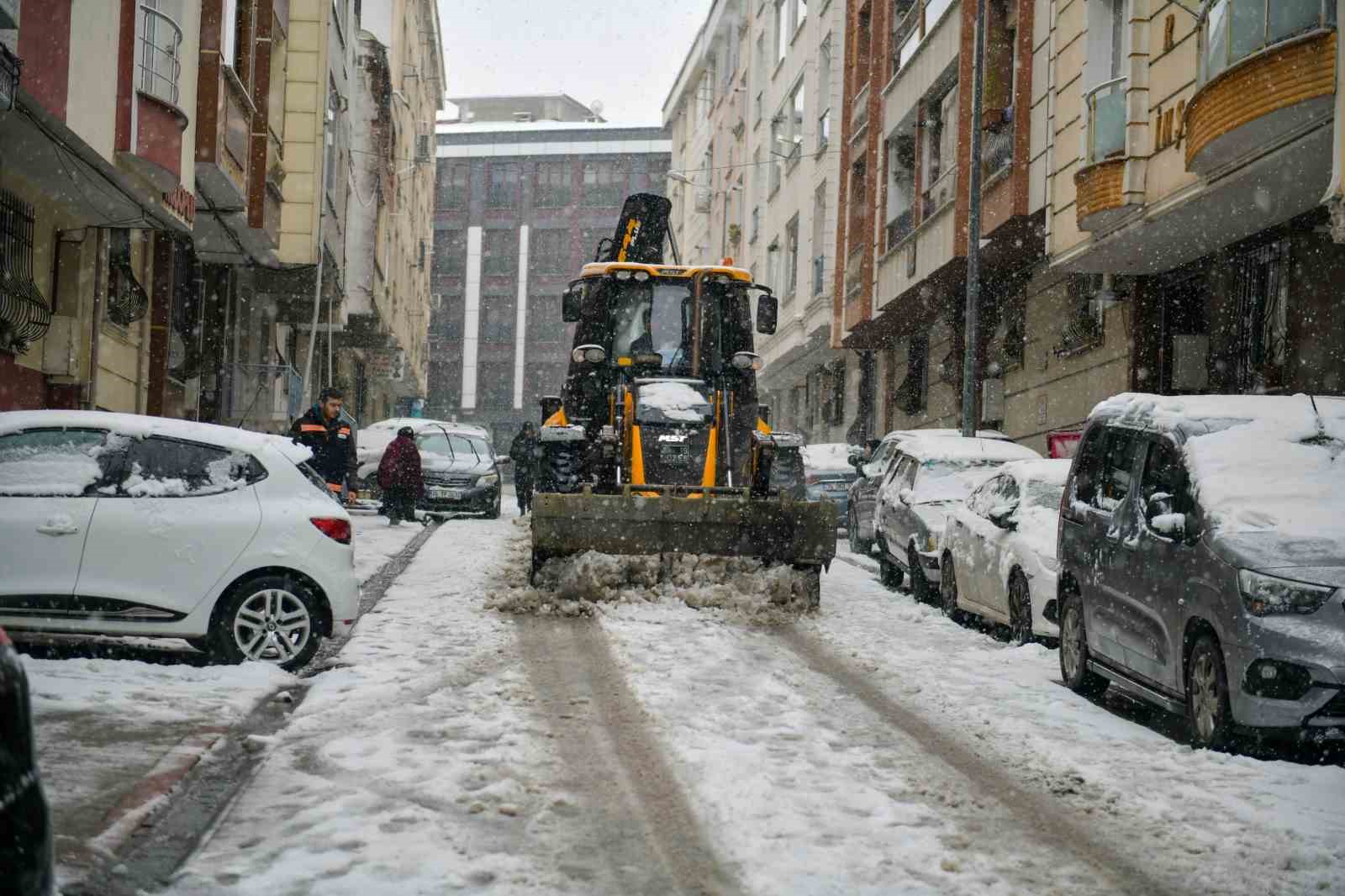 Esenyurt Belediyesi 850 personel ve 100 araçla görev başında
?v=1