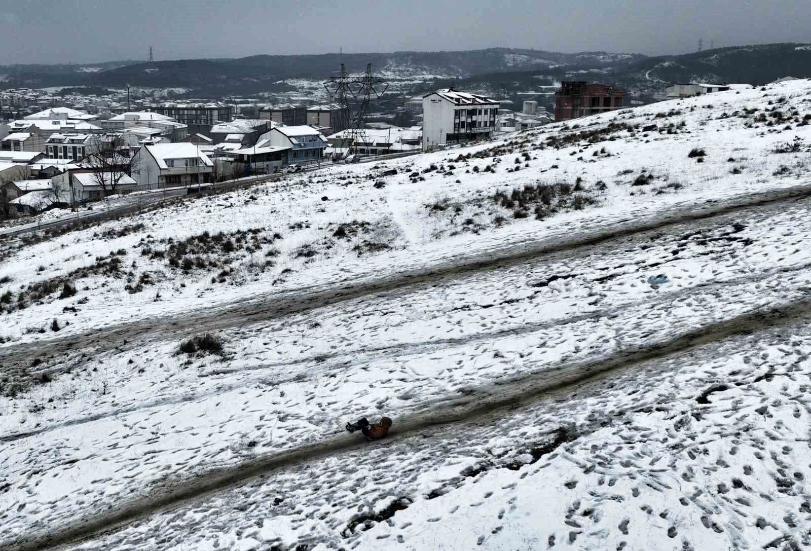 Arnavutköy beyaza büründü, çocuklar yokuştan poşetlerle kaydı
?v=1