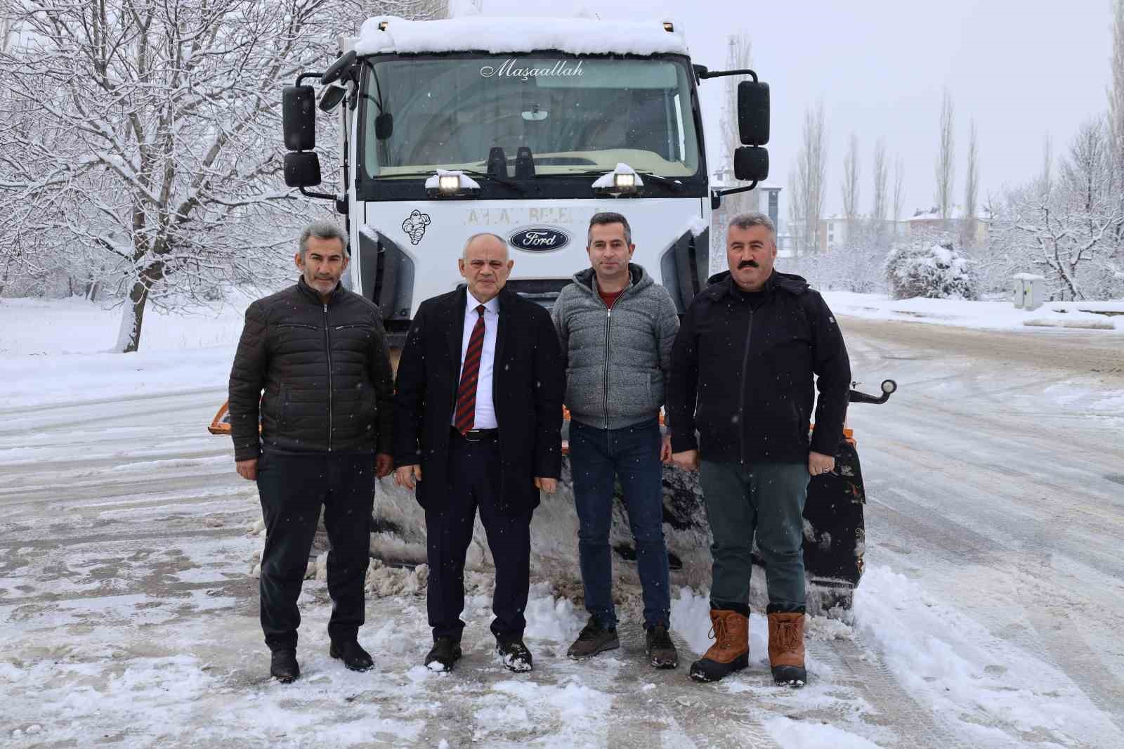 Başkan Öztürk, kar küreme aracıyla yolları temizledi
?v=1