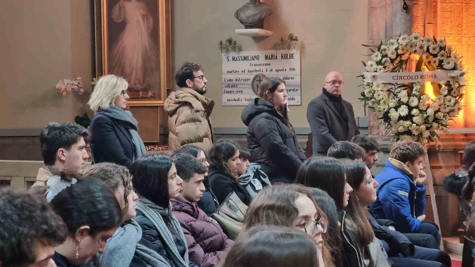 Kadıköy’de bıçaklanarak öldürülen İtalyan şefin oğlu için kilisede anma töreni düzenlendi
?v=1