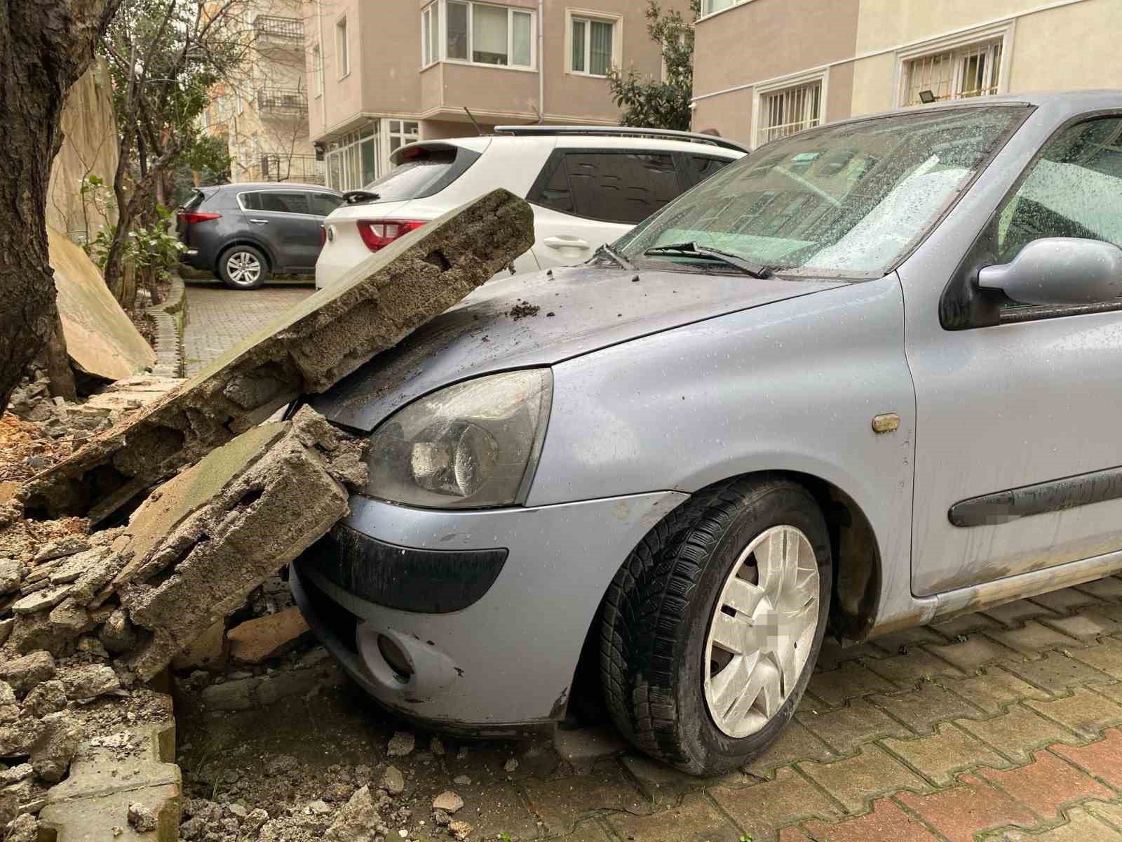 Kadıköy’de istinat duvarı otomobilin üzerine düştü
