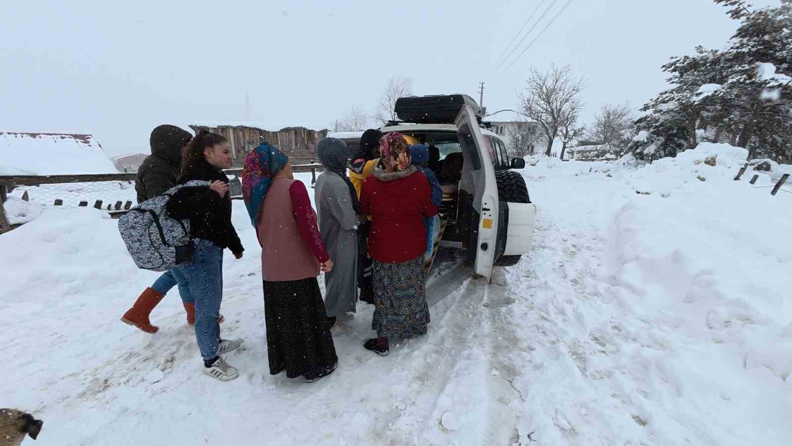 Ateşi çıkan bebek için sağlık ekipleri karlı yolları aştı
?v=1