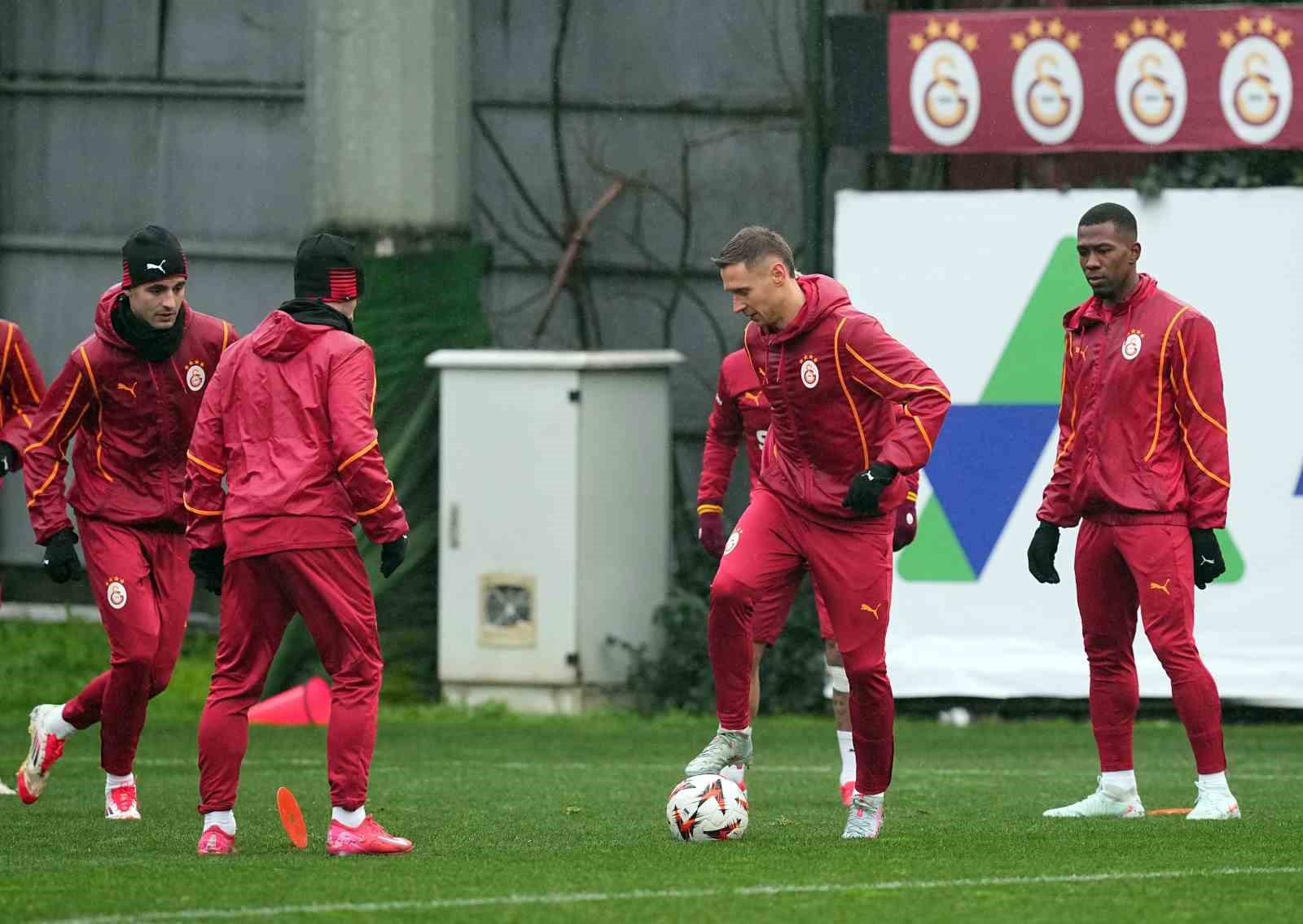 Galatasaray’da Frankowski, ilk antrenmanına çıktı
?v=1