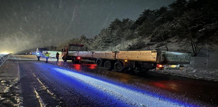 Kastamonu’da yoğun kar yağışı: Araçlar yolda mahsur kaldı?v=1