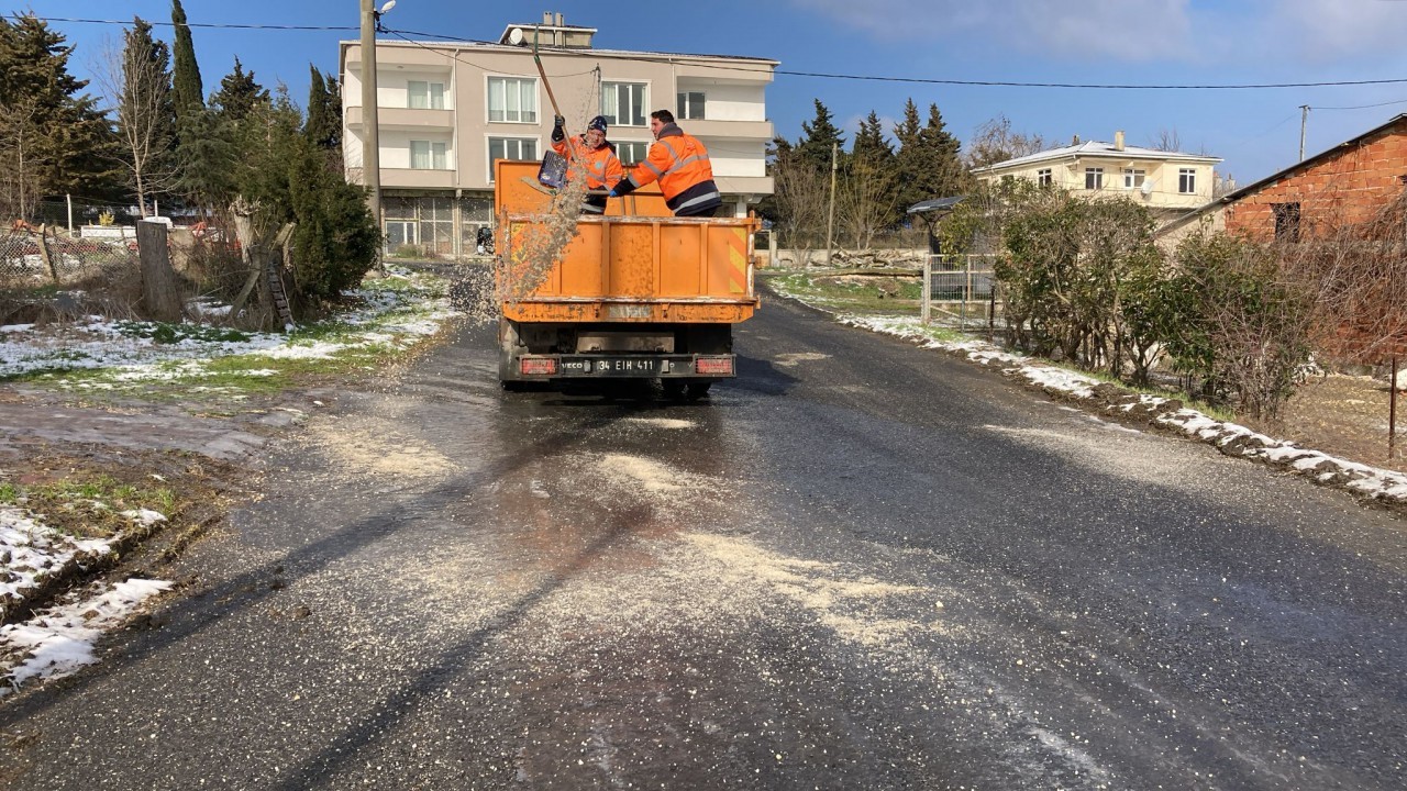 Silivri Belediyesi ekipleri kar ve buzlanmaya karşı sahada
?v=1