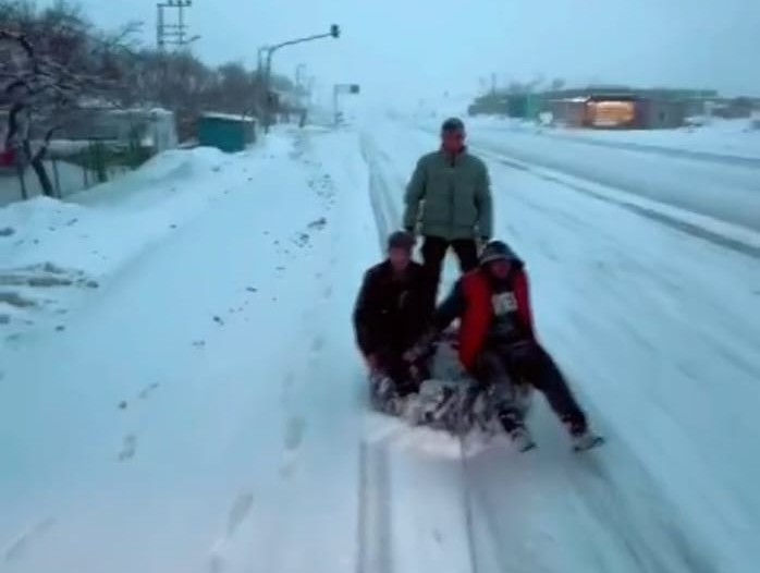 Malatya’da traktör arkasında karda ’sörf’
?v=1