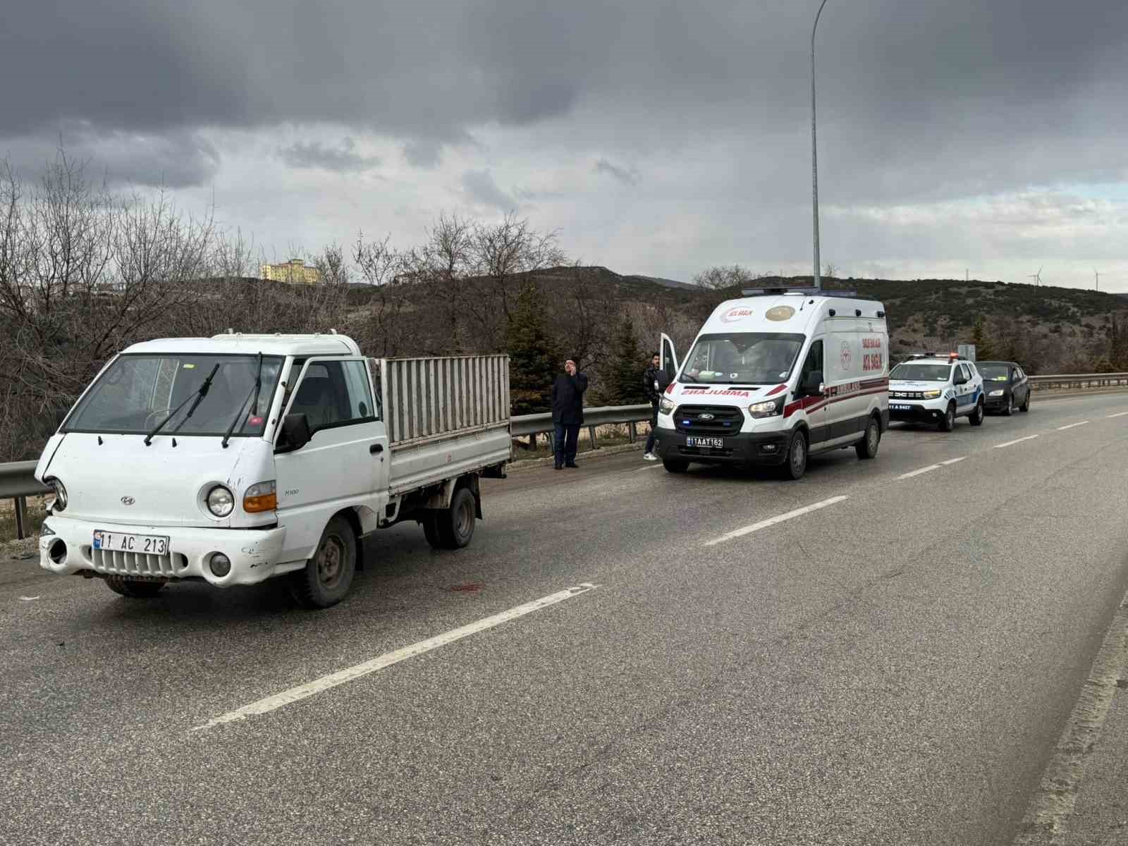 Kontrolden çıkan kamyonet bariyerlere çarptı, sürücüsü yaralandı
?v=1