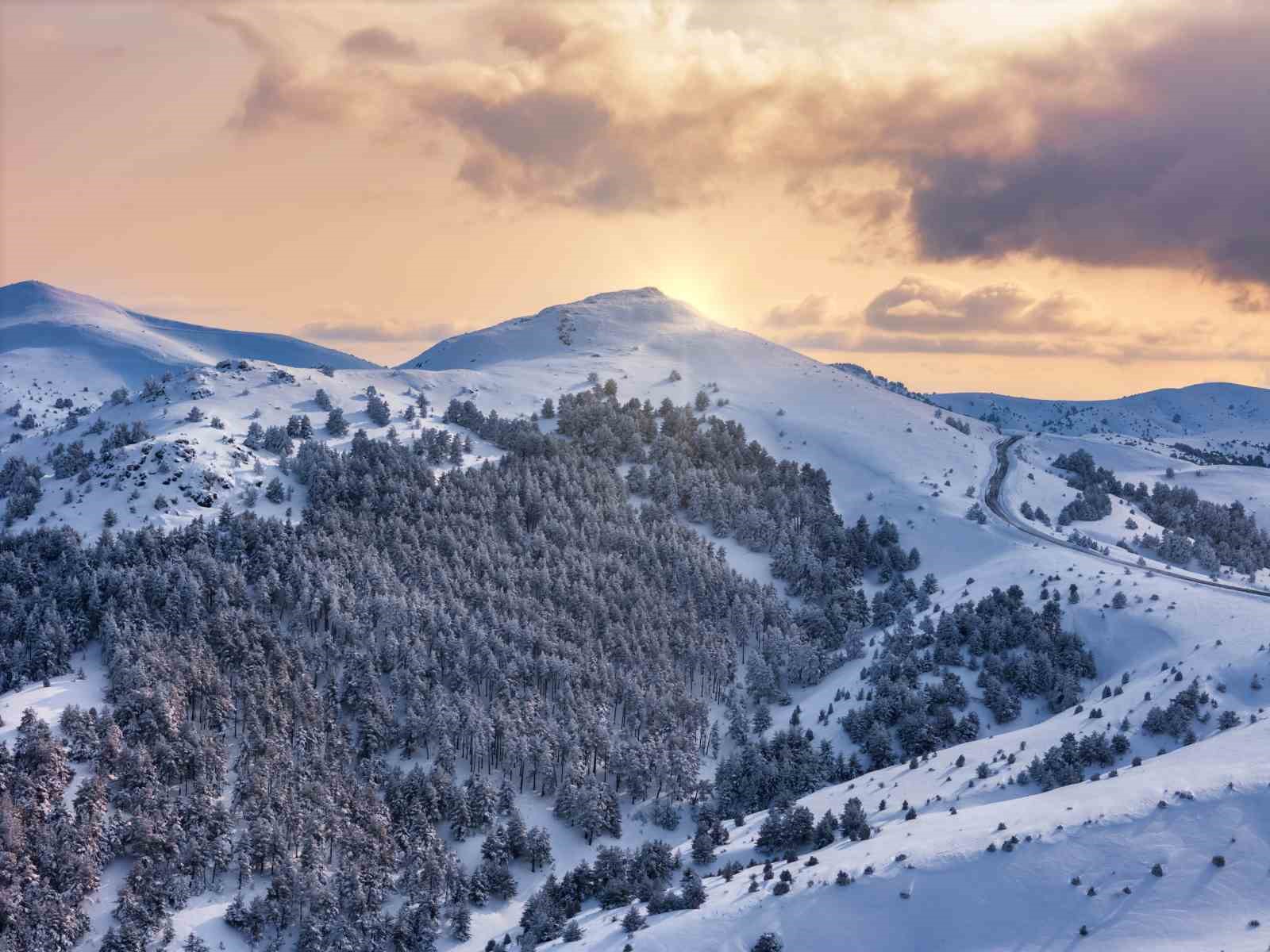 Nalbant Dağı kış manzaralarıyla göz kamaştırıyor
?v=1