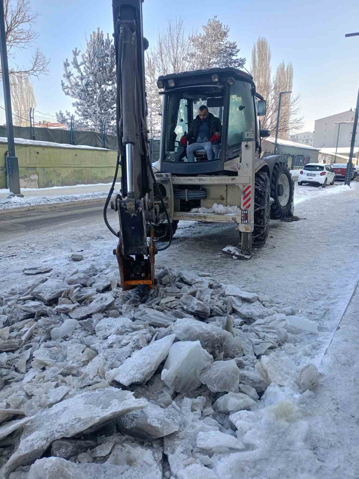 Belediye ekiplerinden buzla mücadele
?v=1