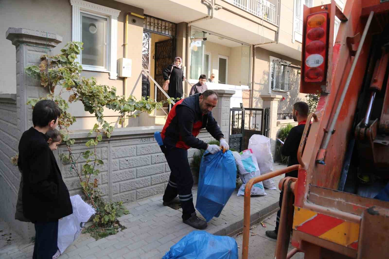 2800 ağacı kesilmekten kurtarıldılar...Gürsu’da dönüşüm seferberliği
?v=1