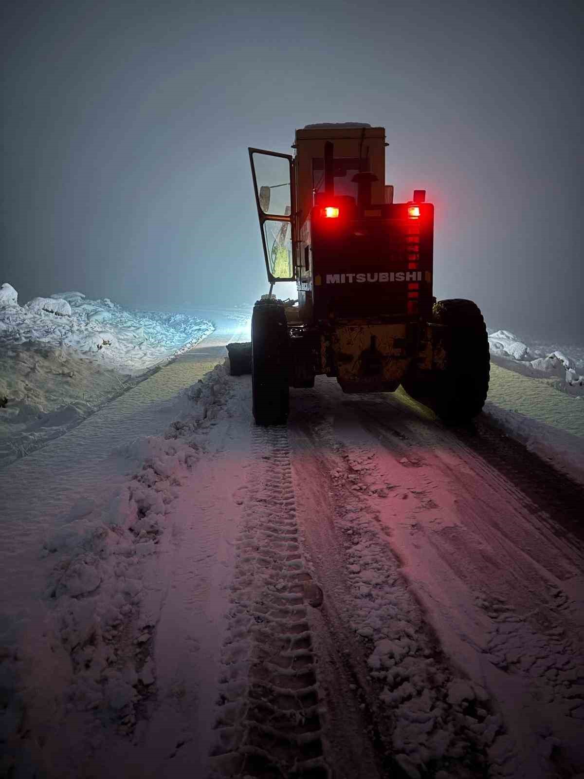 Mardin’de yollarda kar temizleme çalışmaları sürüyor
?v=1