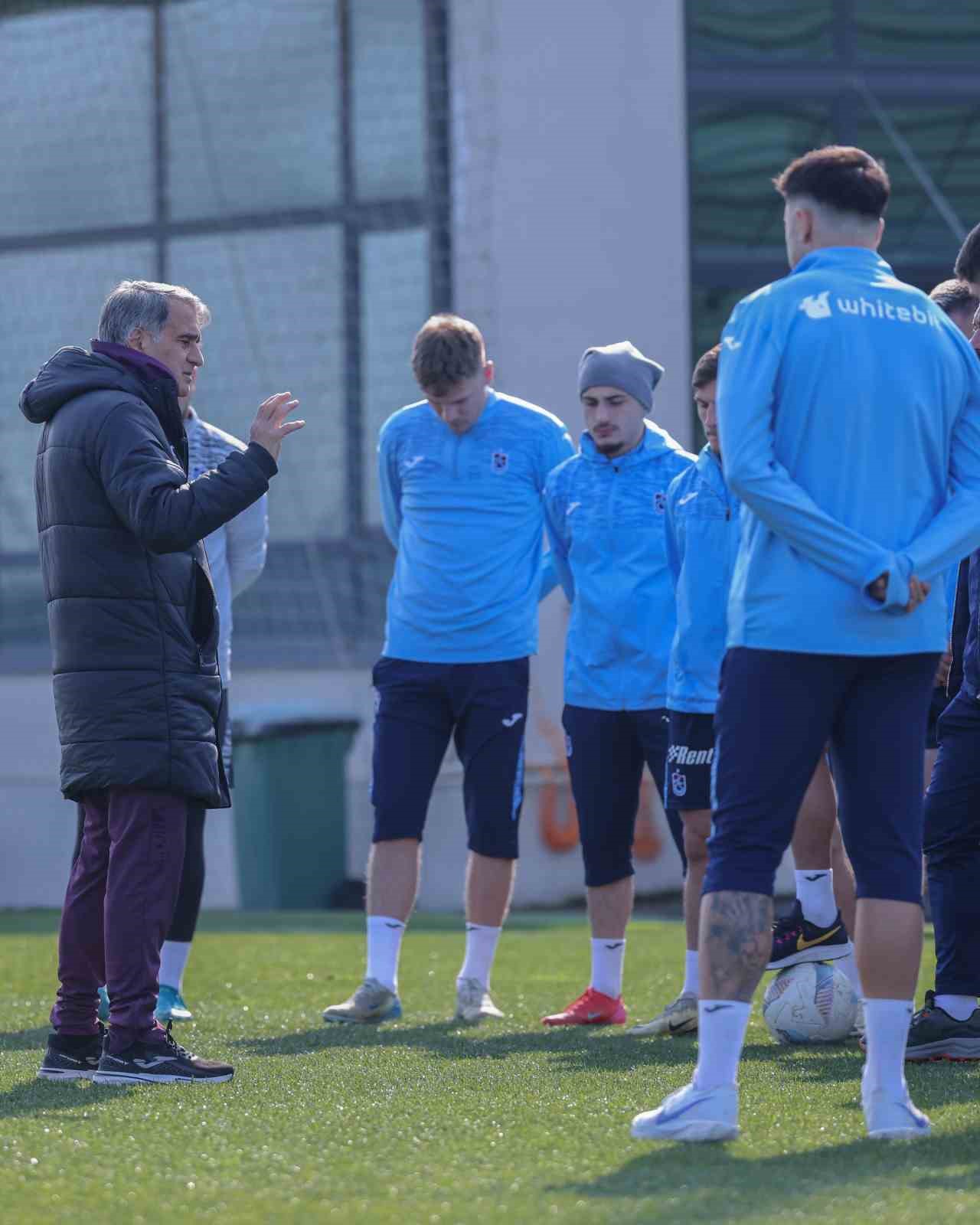 Trabzonspor, kış transfer döneminde 4 oyuncu aldı, 9 oyuncu gönderdi
