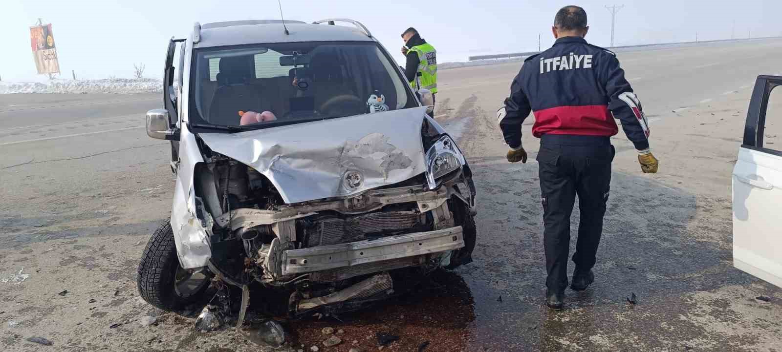 Hakkari’de otomobille kamyonet çarpıştı: 2 yaralı
?v=1