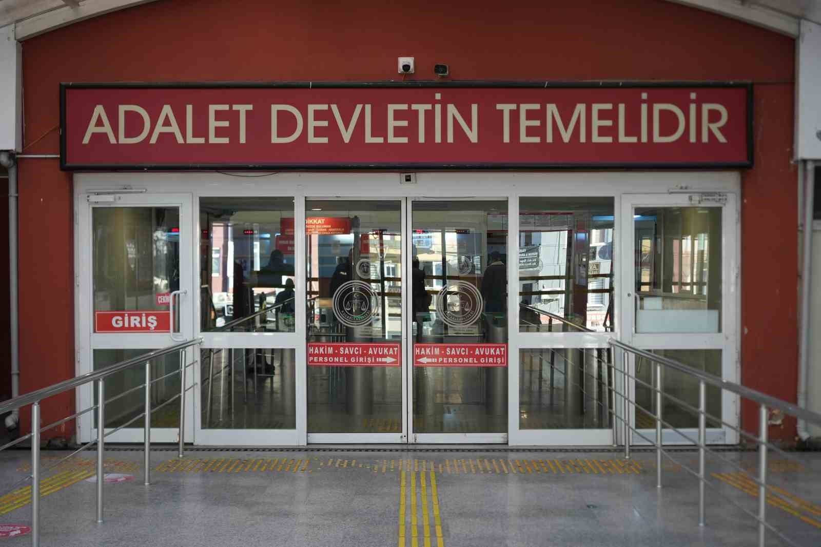 16 yaşındaki kızı otobüste istismar ettiği iddia edilen şoför beraat etti
?v=1