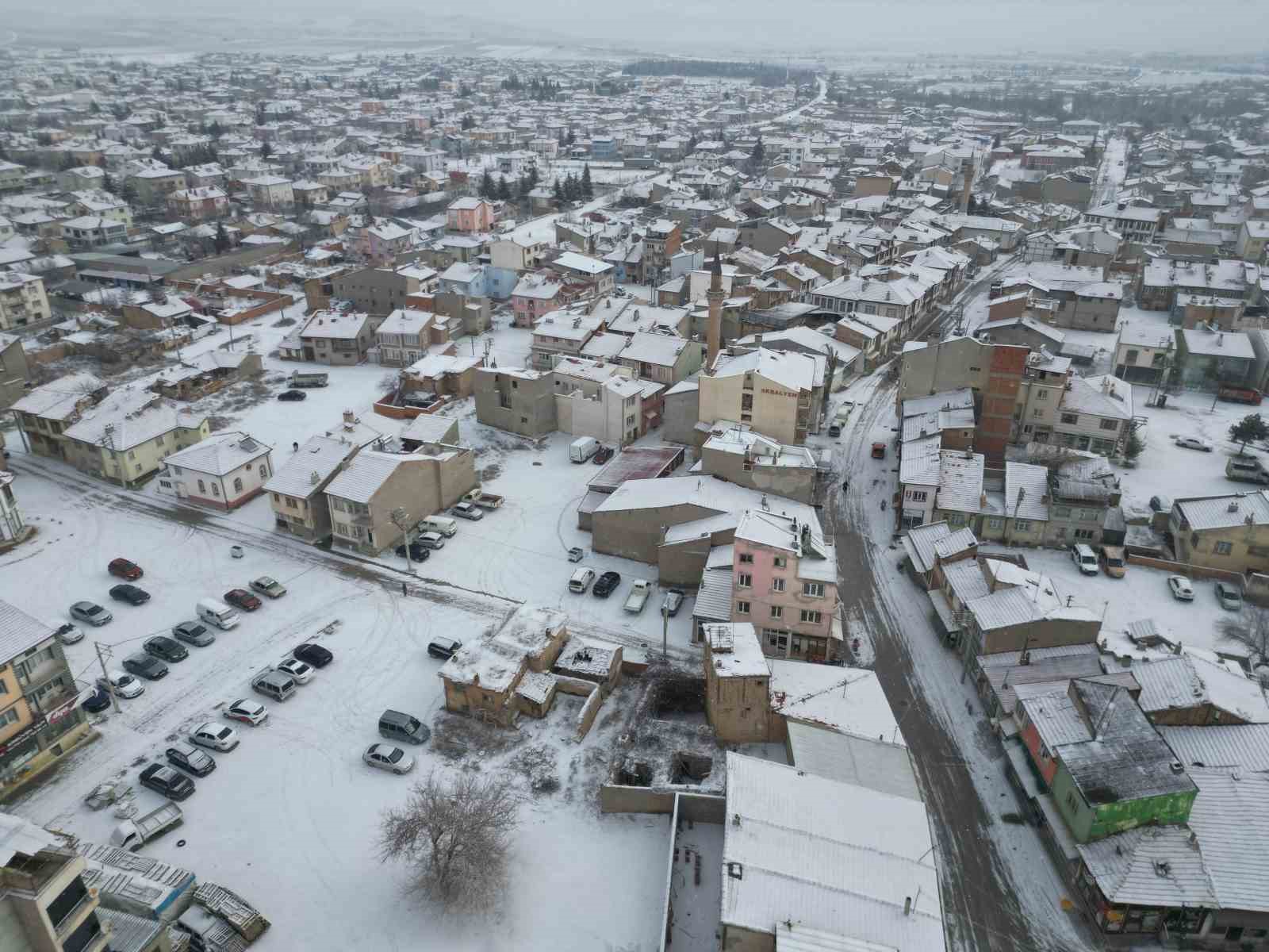 Bolvadin kar yağışı sonrası beyaza büründü
?v=1