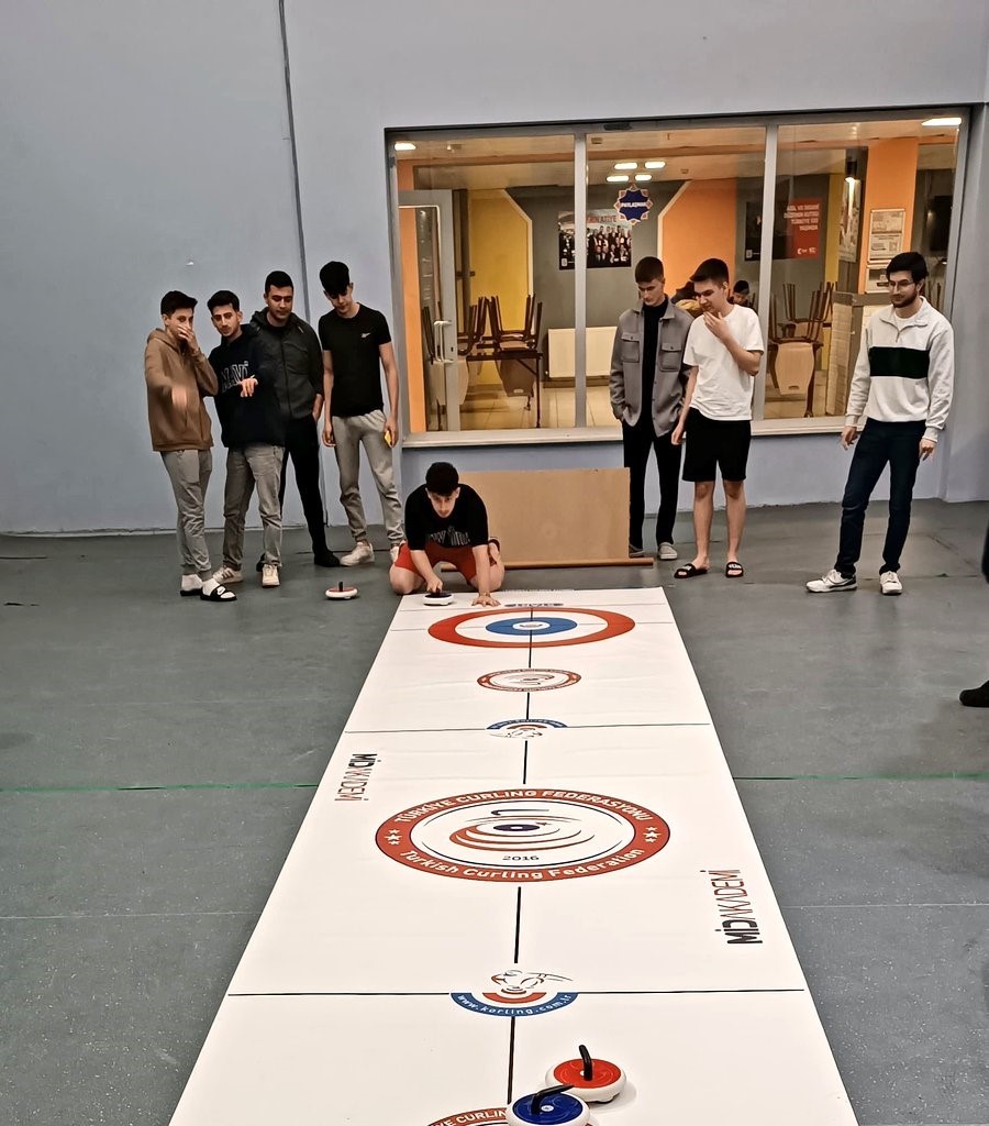 Yeni döneme floor curling ile başladılar
?v=1