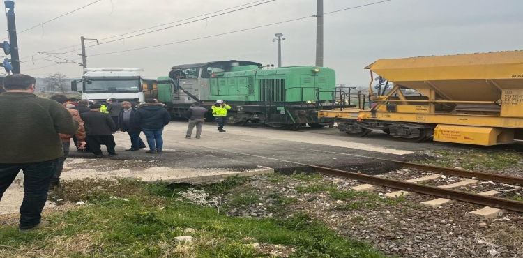 Osmaniye’de yük treniyle hafriyat kamyonu çarpıştı: 1 kişi yaralandı?v=1