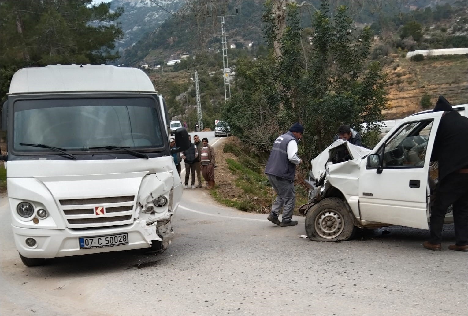 Antalya’da öğrenci servisi ile kamyonet çarpıştı: 21’i öğrenci 24 yaralı
?v=1