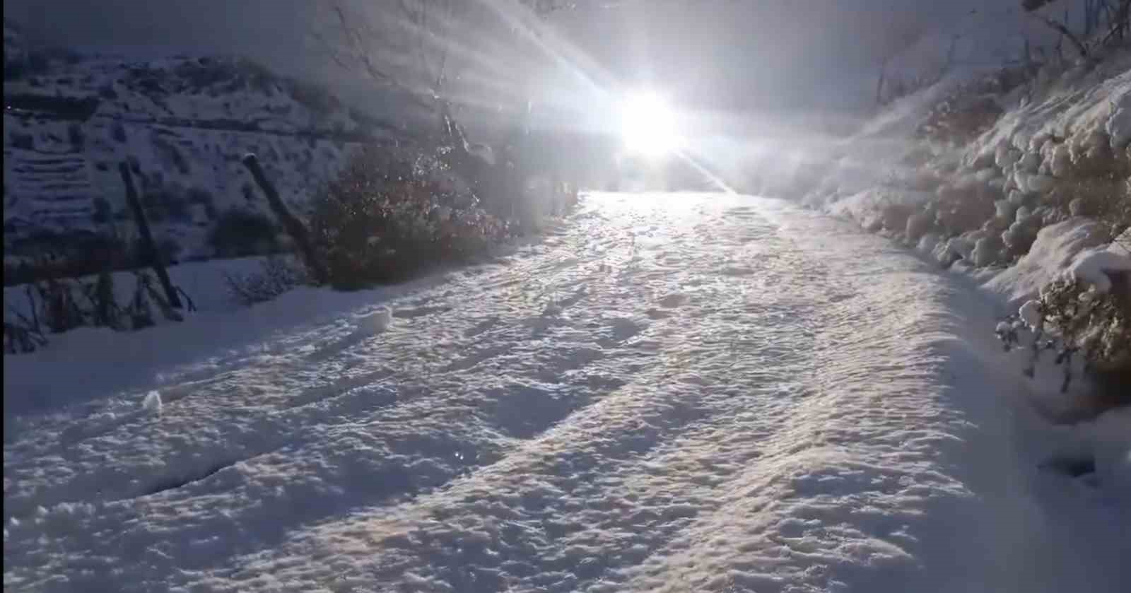 Elazığ’da aracı ile karda mahsur kalan vatandaş kurtarıldı
?v=1