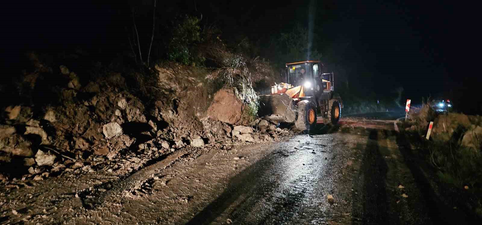 Kastamonu-Bartın karayolu heyelan sebebiyle ulaşıma kapandı
?v=1